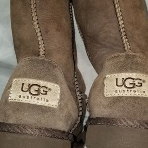 UGG Girls' Classic Short Sheepskin Chocolate sz13